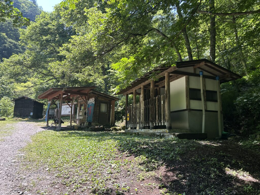 三股登山口トイレ
