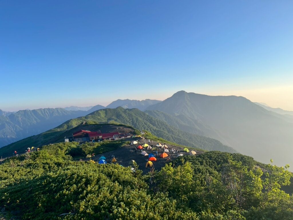蝶ヶ岳頂上から見たテント場とヒュッテ