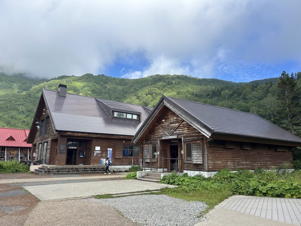 栂池自然園ビジターセンターと公衆トイレ