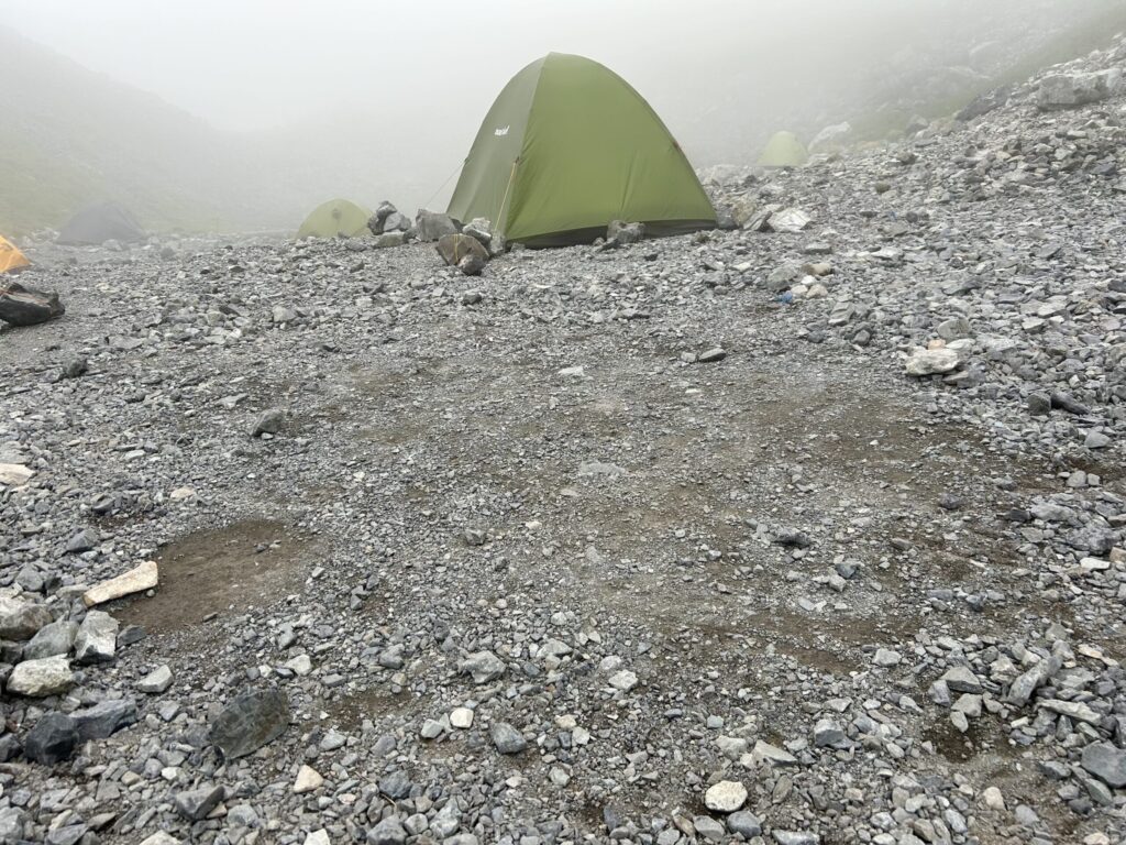 白馬岳頂上宿舎テント場の地面