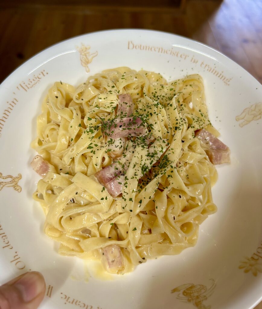 ランチ名物のカルボナーラ
