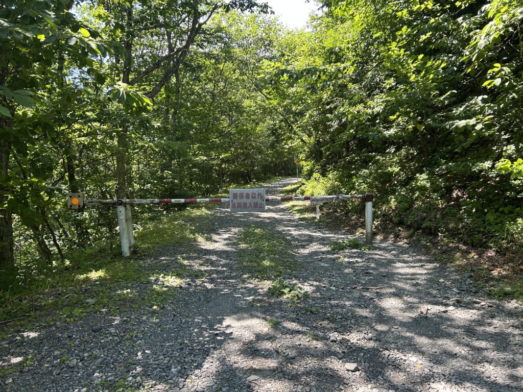 三股登山口へのゲート